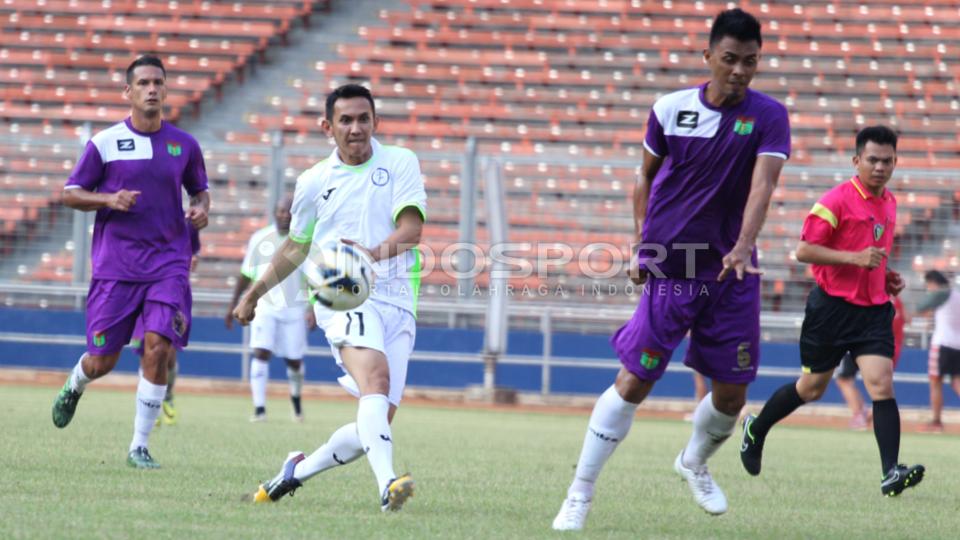 Pemain Star Ball melakukan tendangan ke arah gawang Persita Tanggerang.